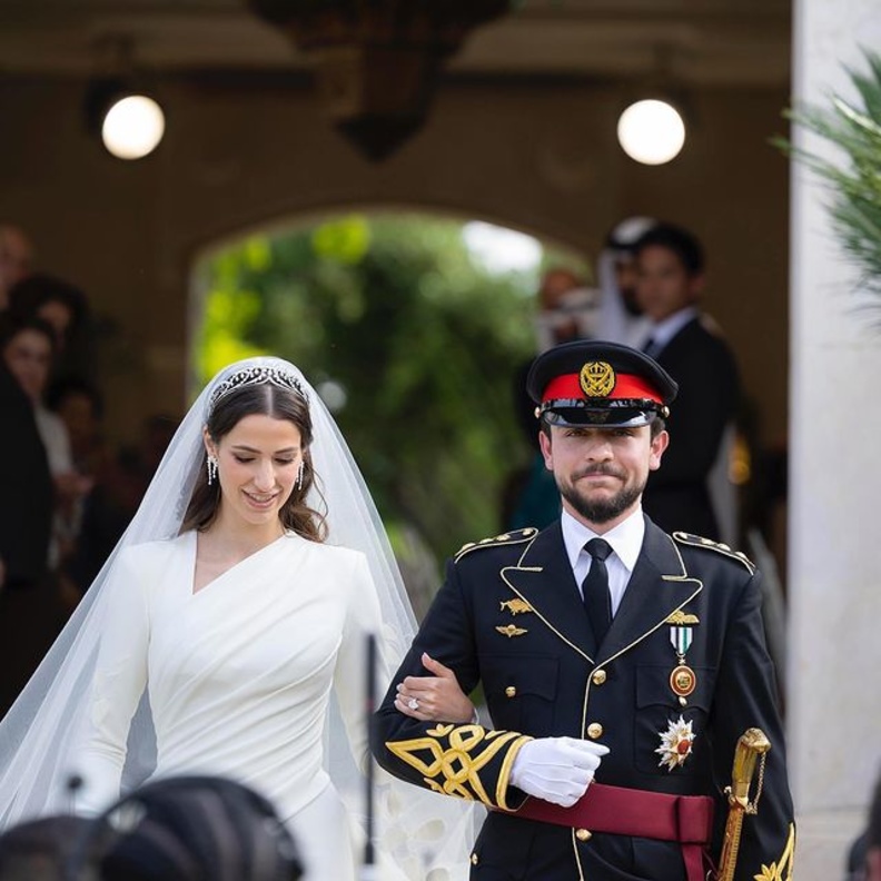 بين الأغاني والتهاني.. كيف تفاعل النجوم مع زفاف الأمير الحسين؟