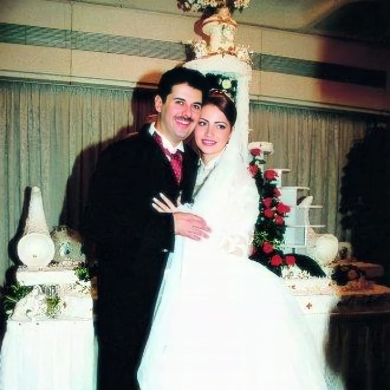 راغب علامة وزوجته في يوم زفافهما