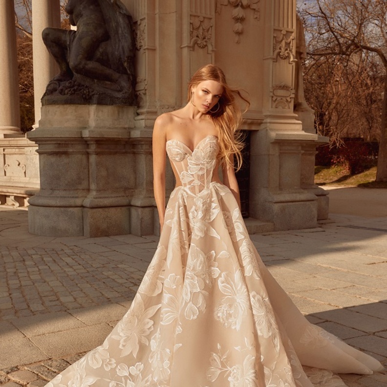 فساتين زفاف منفوشة مع كورسيه