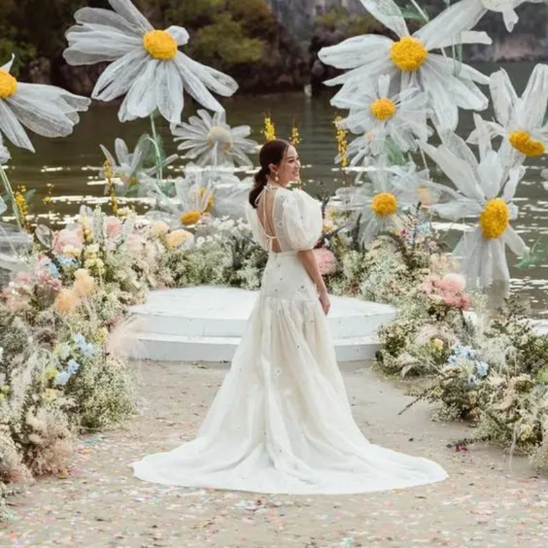 أفكار جديدة لديكور حفلات الزفاف بالزهور الكبيرة