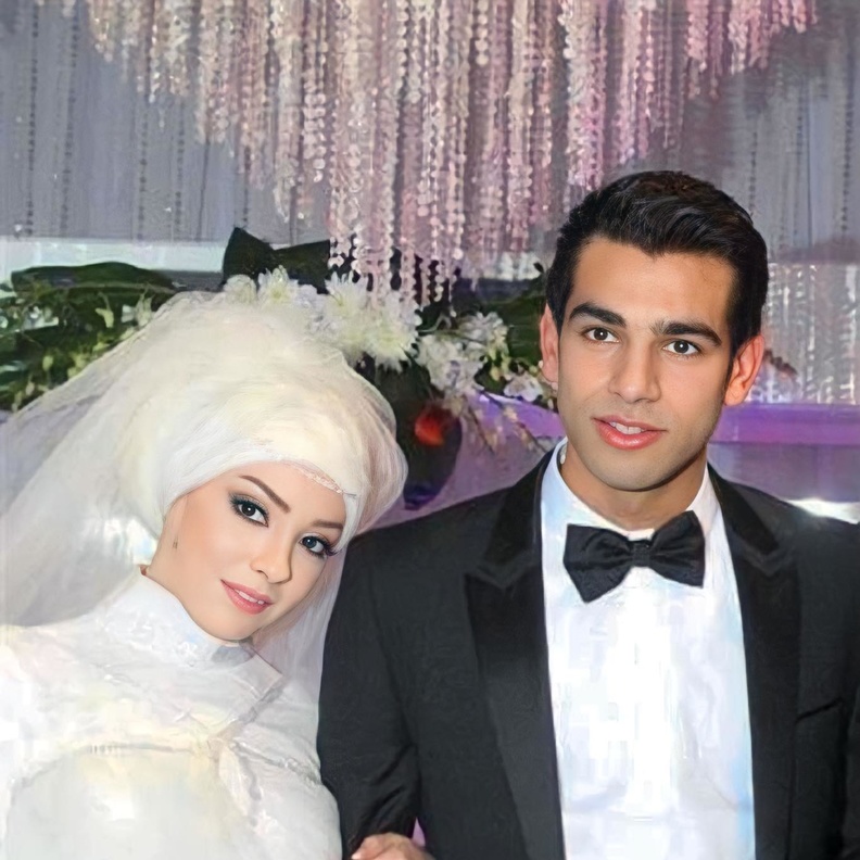 محمد صلاح مع زوجته في يوم زفافهما