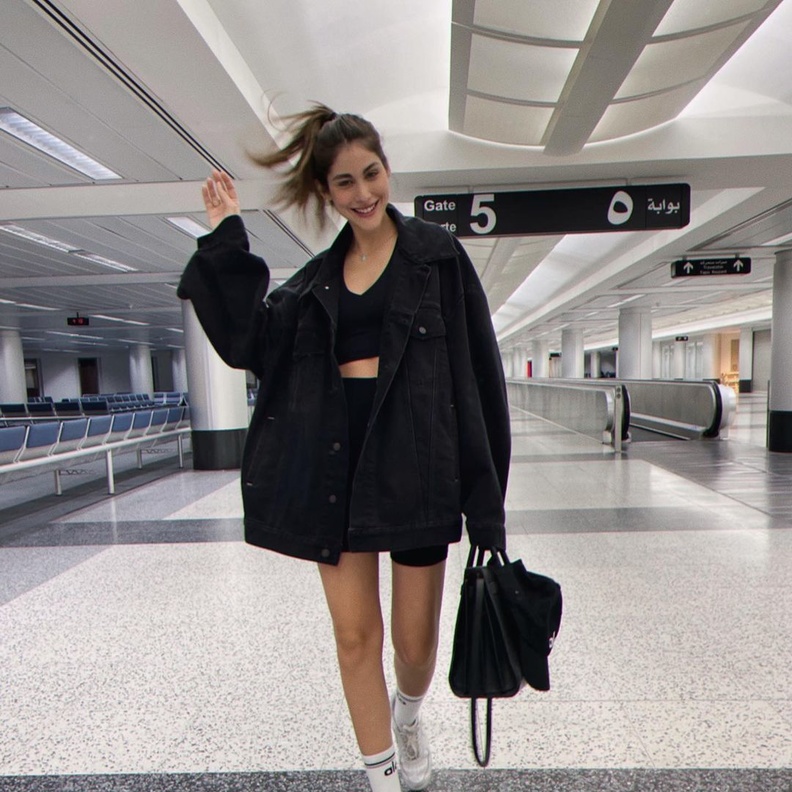كيف تختارين الملابس المثالية للسفر والمطار التي توفر الراحة والأناقة؟