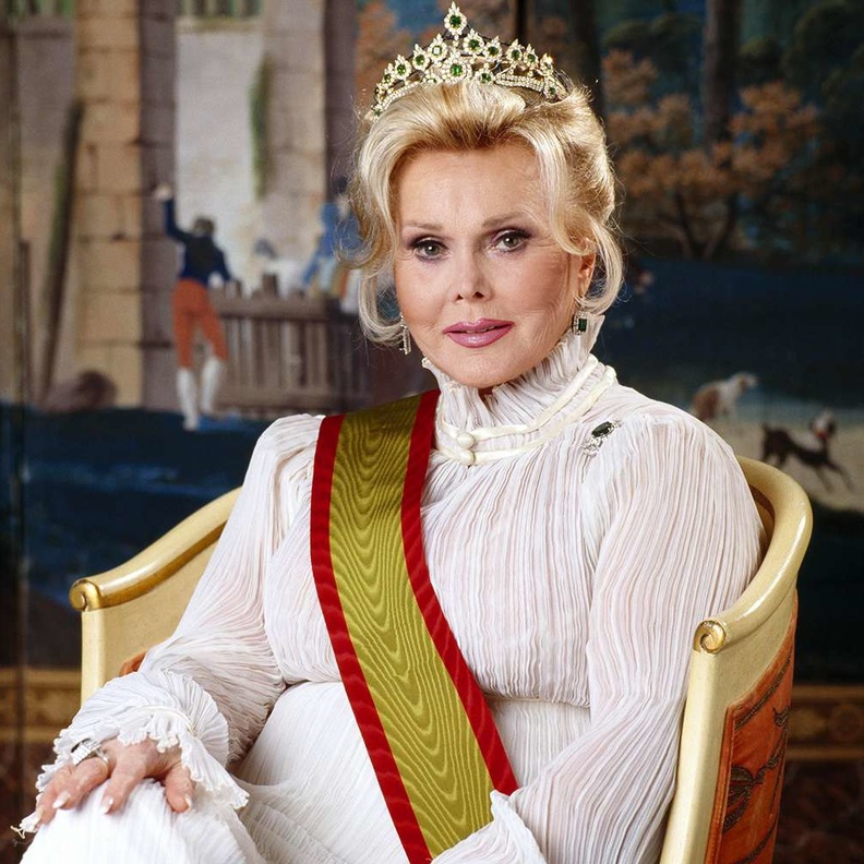 5 معلومات لا تعرفينها عن الممثّلة العالمية زازا غابور وشغفها الكبير بالمجوهرات