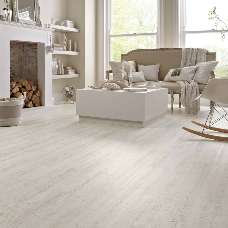 أرضية خشبية دافئة تحمل أثاث غرفة المعيشة بلونها الأبيض