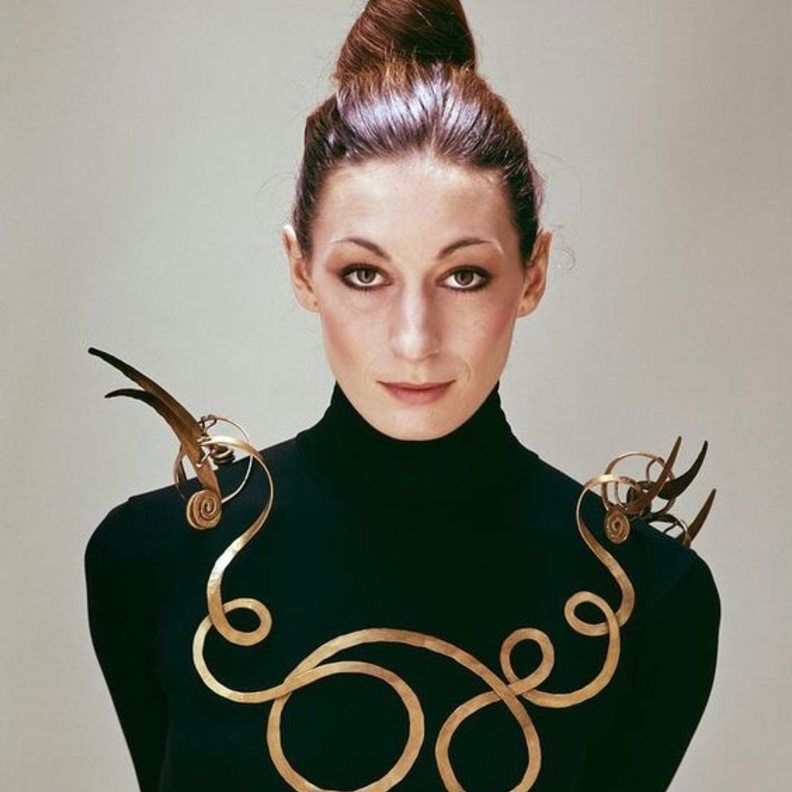 أنجيليكا هيوستن معتمدة عقد The Jealous Husband، من ألكساندر كالدر، 1976.