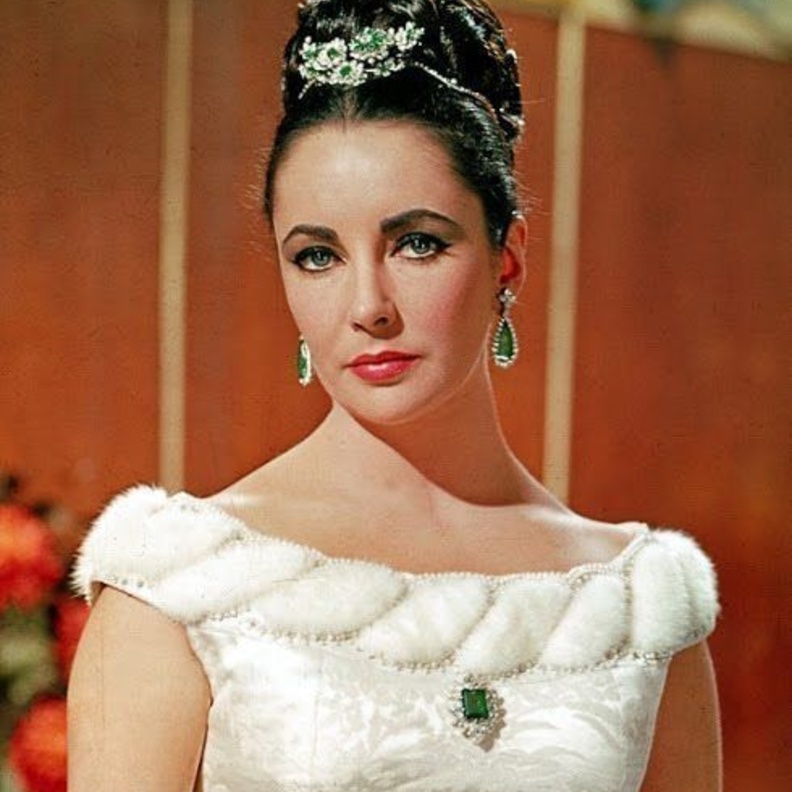 إليزابيث تايلور متزيّنة بمجوهرات من الزمرد والماس من بولغري