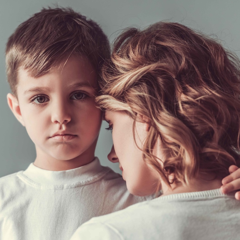 احذري أخطاء التربية التي تؤذي نفسية طفلك وتسبب استنزاف احترام الذات لديه