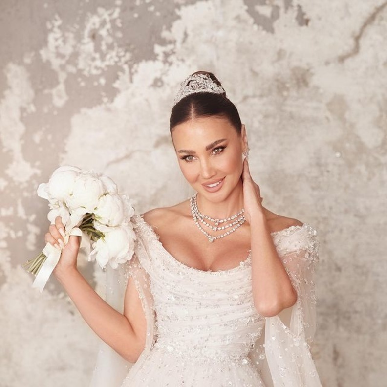 صيحة جديدة تغزو زفاف المشاهير: نجمات يتألقن بفستانين خلال الحفل