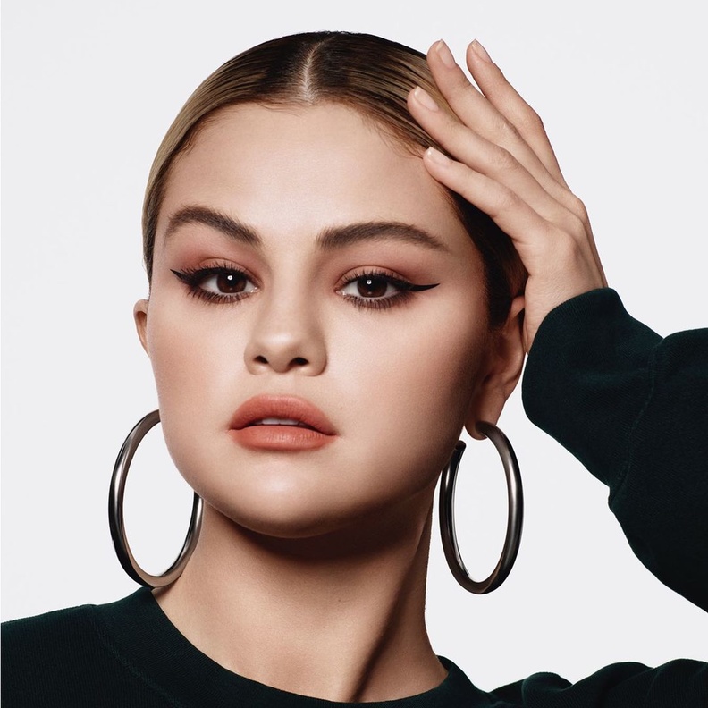 استلهمي من سيلينا غوميز Selena Gomez تصاميم إطلالات مجوهراتكِ العصرية