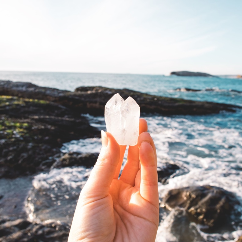 الكوارتز الشفاف من أهم الأحجار الكريمة المعالِجة