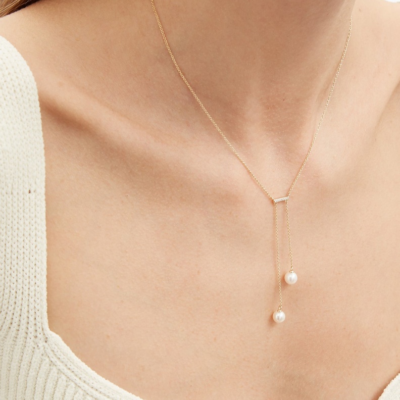 اللؤلؤ لمسة ناعمة وأنيقة في اطلالة الرحلات الشاطئية