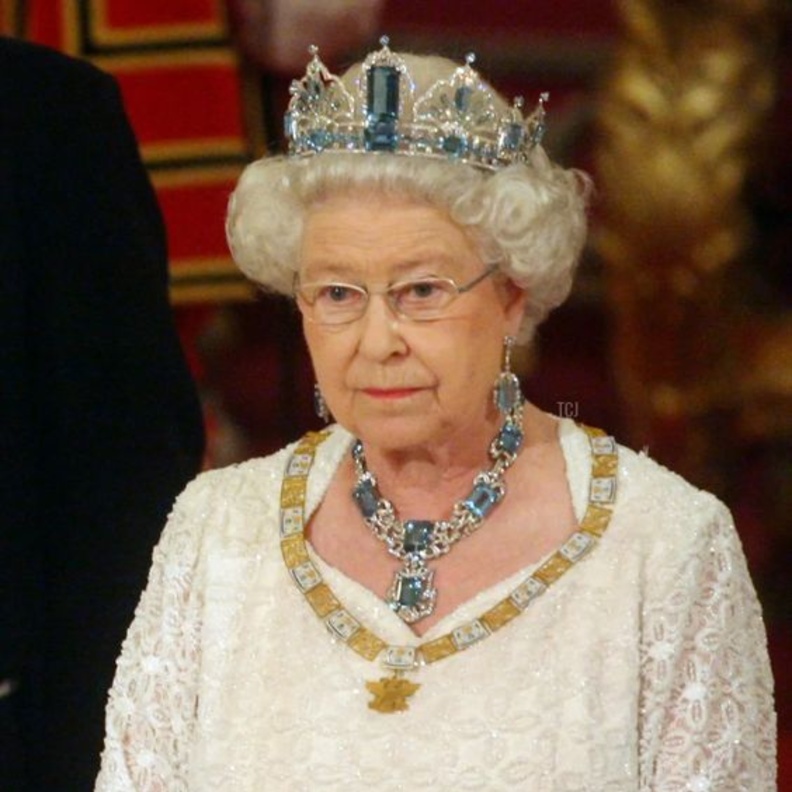 الملكة إليزابيث الثانية تعتمد تاجاً مرصعاً بالأكوامارين.