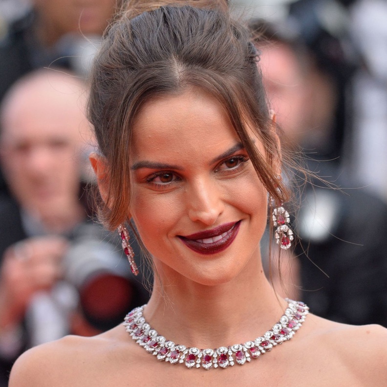 ايزابيل غولارت متألقة بمجوهرات الياقوت الأحمر من شوبارد