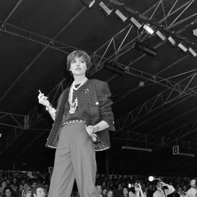 هل تعلمين أن ارتداء النساء للبنطلون كان مخالفاً للقانون.. من هي الدار التي أطلقته وكيف أصبح من أساسيات الموضة؟