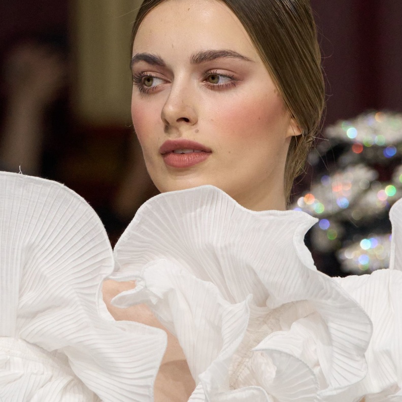 تطبيق البلاشر الوردي المدموج مع اللون المرجاني من دار Juana Martin