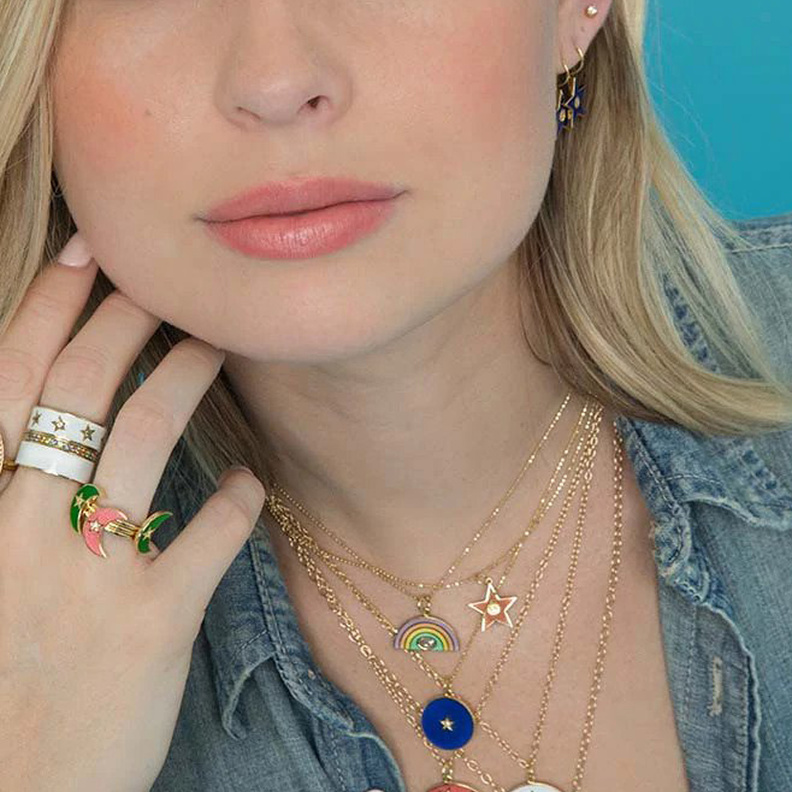 تكديس مجوهرات ذهب واناميل لاطلالة مشرقة في الشواطئ