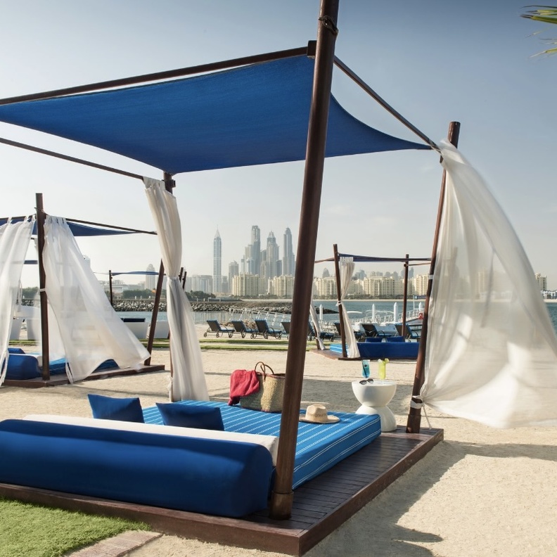 تجربة الإقامة مع العائلة في فندق وأجنحة ريكسوس النخلة دبي: إقامة فاخرة بعيدا عن صخب المدينة