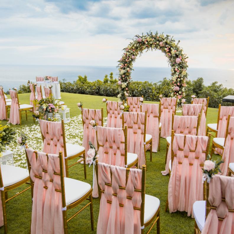 حفل زفاف صيفي إلى جانب البحر