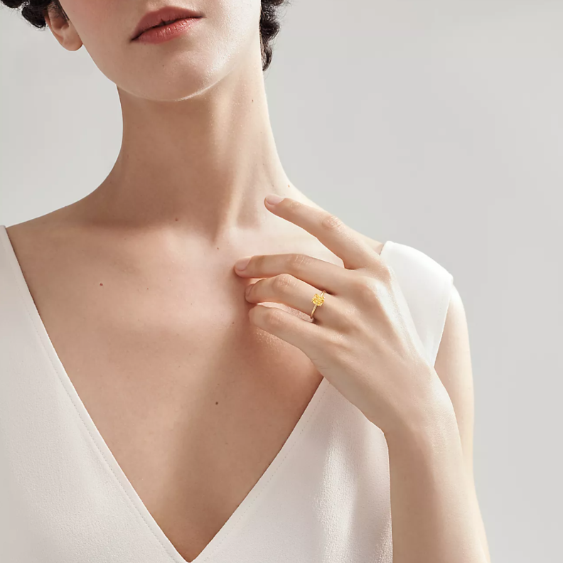 خاتم Tiffany True الأنيق والمرصع بالألماس الأصفر الفخم