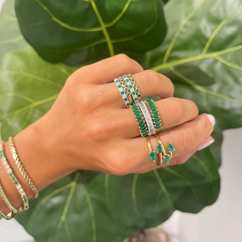 خواتم زمرد عصرية بتصميمات مشرقة للصيف