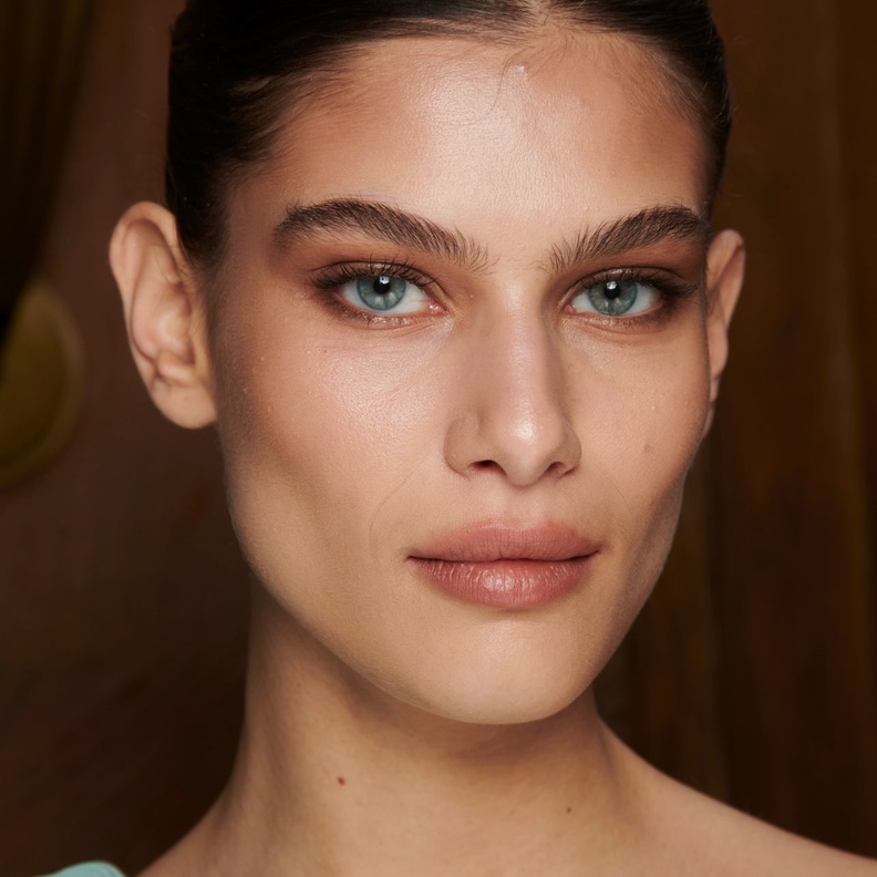 صيحة الظلال الترابية المتموجة مع الحواجب الدائرية من دار Zuhair Murad