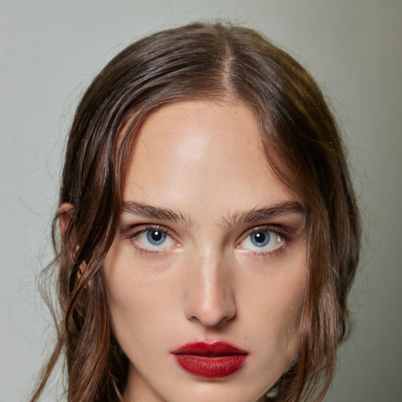 ألوان أحمر الشفاه الداكنة صيحة لا غنى عنها.. إليك أسرار تطبيقها في الصيف