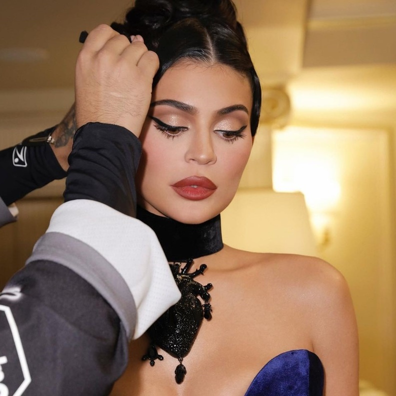 رسمات الآيلاينر الريترو إختيار النجمات العالميات للمناسبات