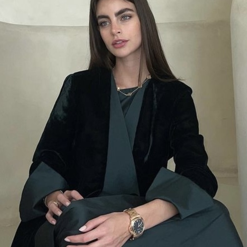 تألقي بمجوهرات فاخرة تكمل أناقتك عند ارتداء العبايات السوداء  