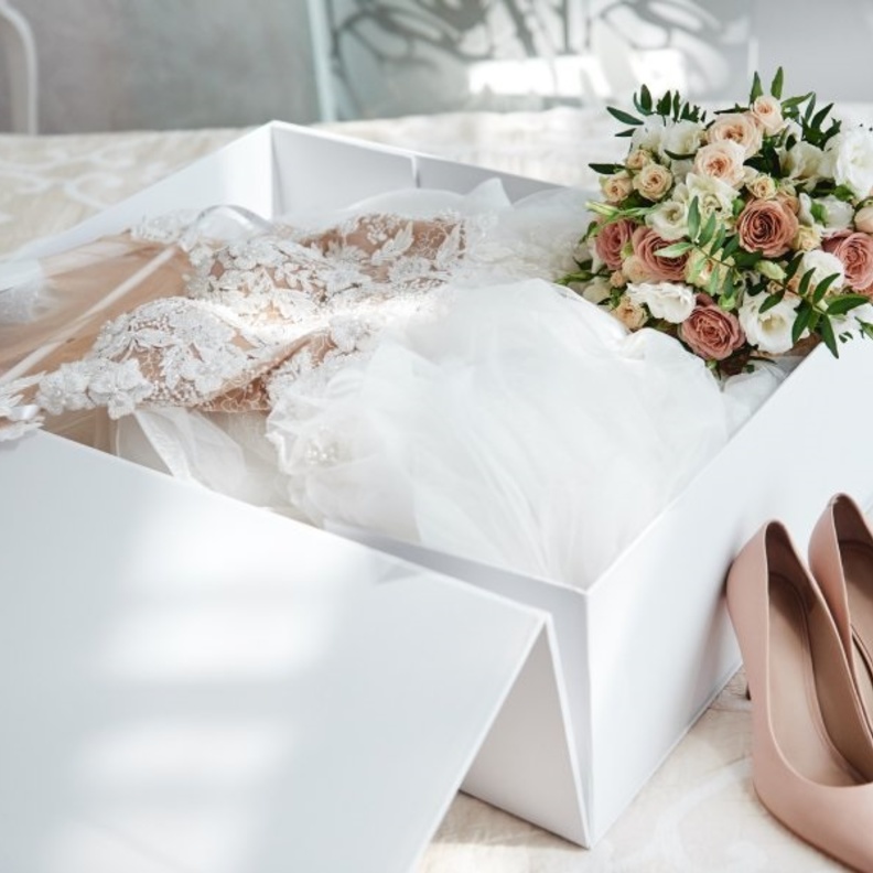 ضعي فستان الزفاف مع الحذاء في صندوق الحفظ