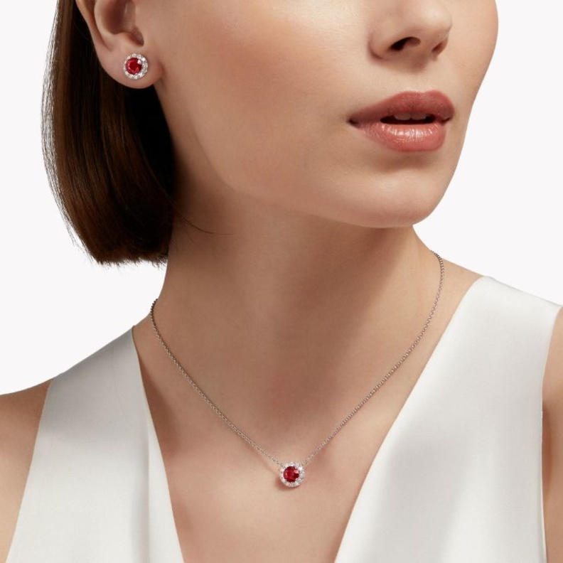 دليلك لتنسيق المجوهرات المرصعة بالروبي