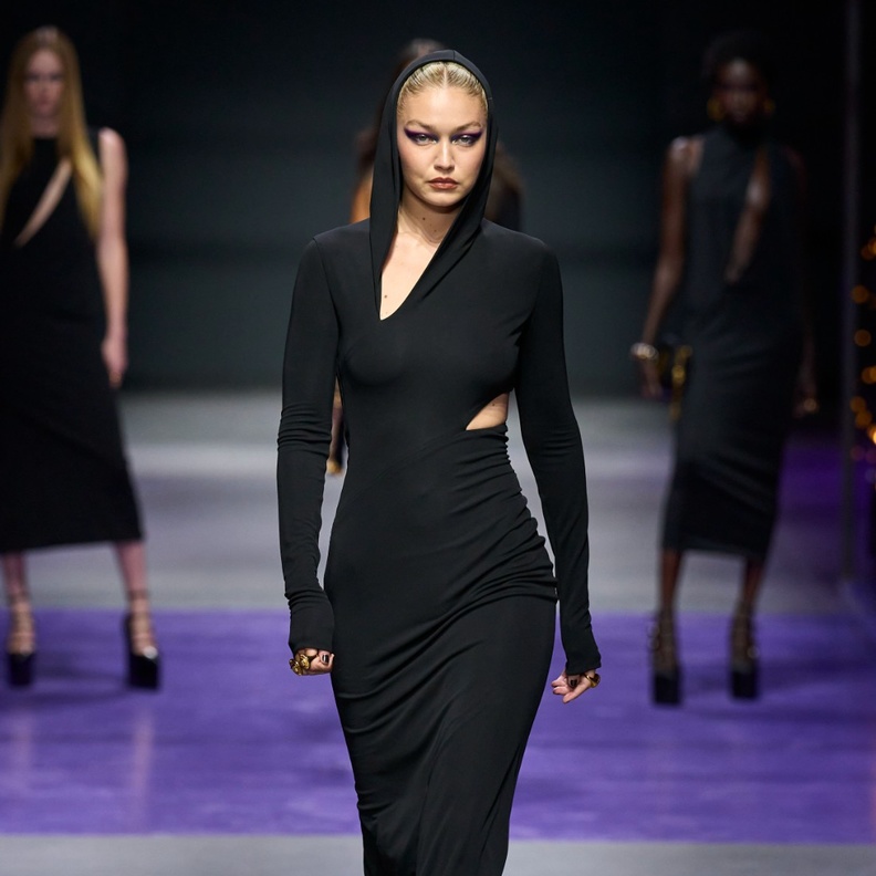 7 مجموعات برزت فيها إطلالات بقلنسوات على منصات عرض ربيع وصيف 2023