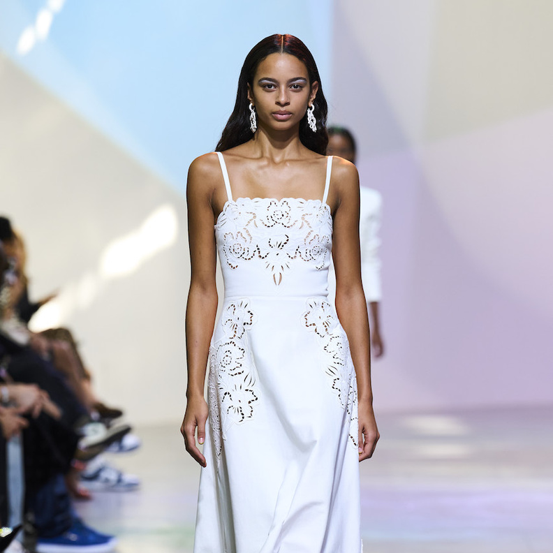 فساتين بيضاء متعددة الاستعمالات استثمري بها في صيف 2023