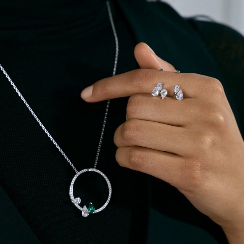 قلادة Serti sur vide المرصعة بالألماس والزمرد من ريبوسي Repossi