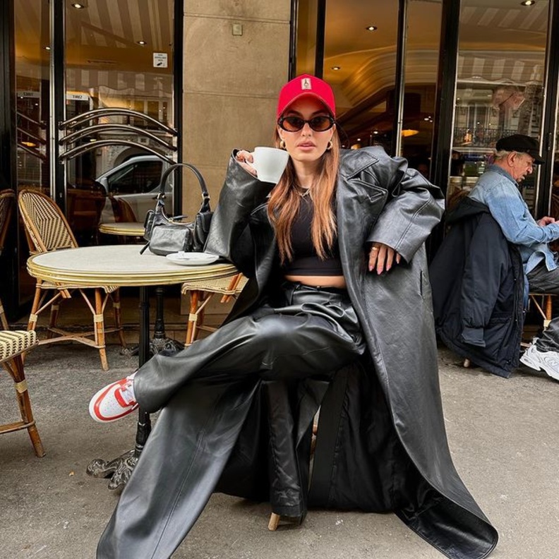 الأحذية الرياضية رفيقة النجمات في إطلالتهن.. هذه أجدد موديلاتها لصيف 2023