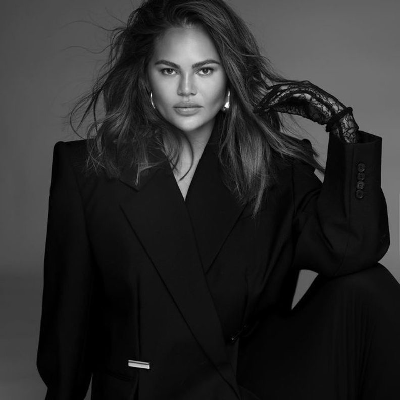 إطلالات كلاسيكية صيفية على طريقة النجمات في 2023