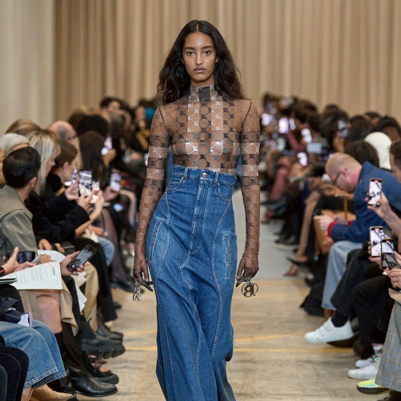 التنانير الدنيم الماكسي... صيحة تفرض نفسها بقوة في صيف 2023