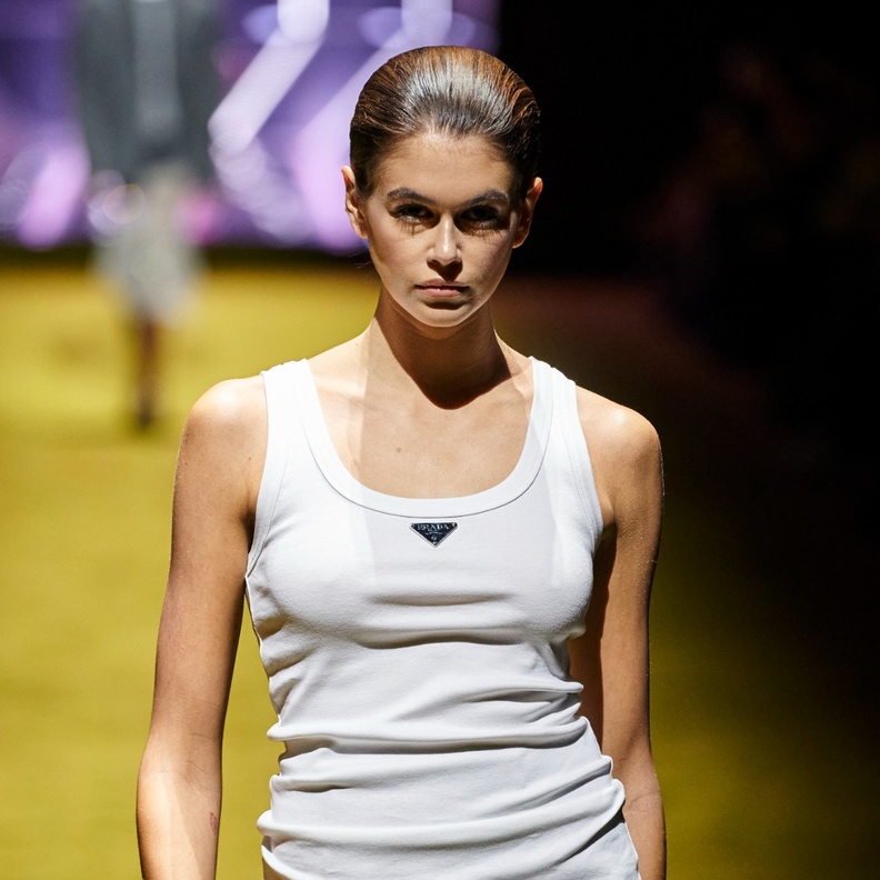 تعرّفي على قصة الـtank top... من تصميم رياضي إلى قطعة أساسية في خزانة ملابسنا