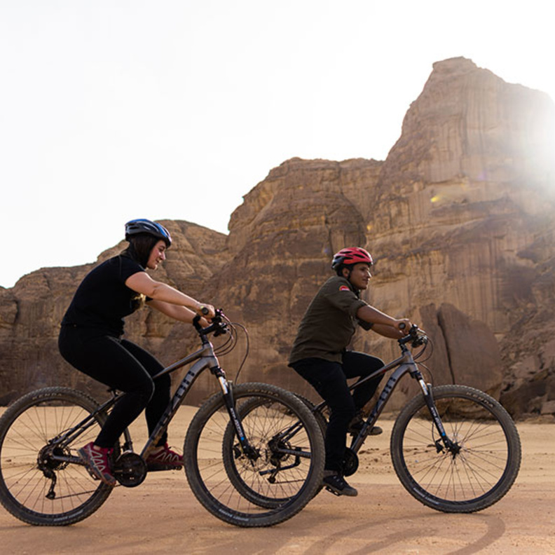 لعشاق الرياضة فقط.. استمتعي بسحر العلا واكتشفي مسار الدراجات  