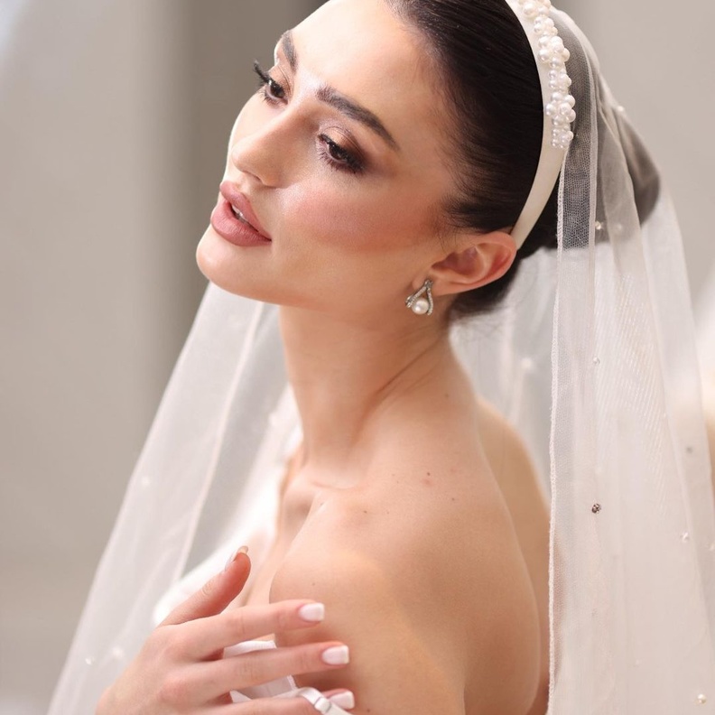 من تسريحات العرايس مع الاكسسوار من خبيرة الشعر العنود المكيرش