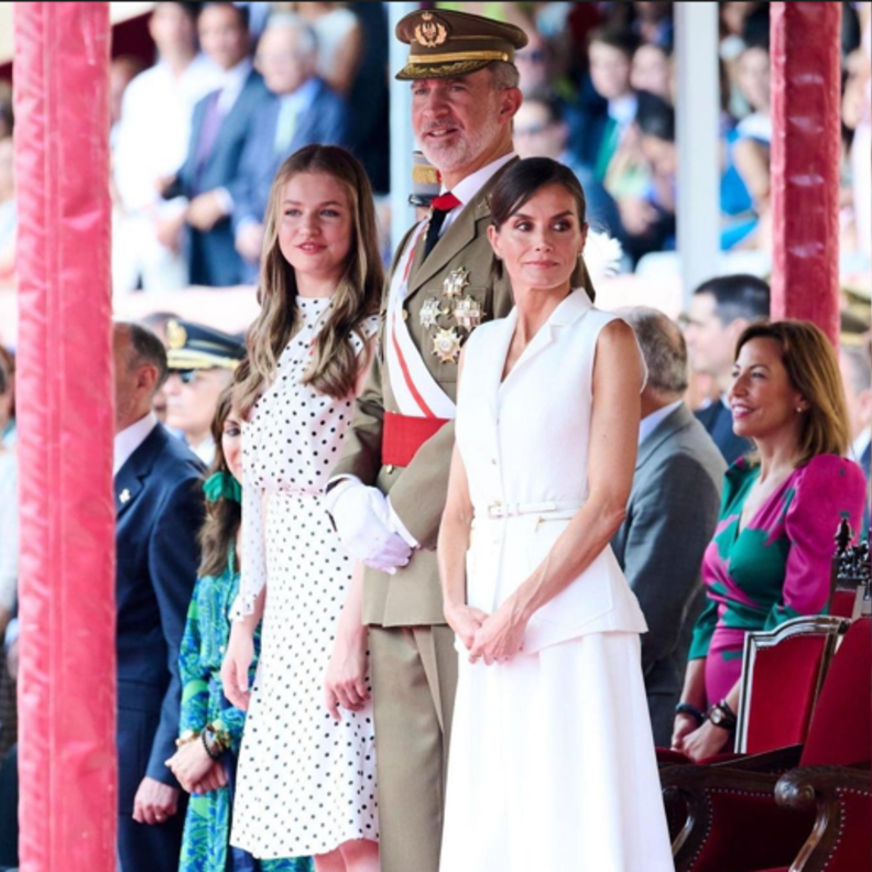 الأميرة ليونور تحضر عرض عسكري مع والدها ووالدتها