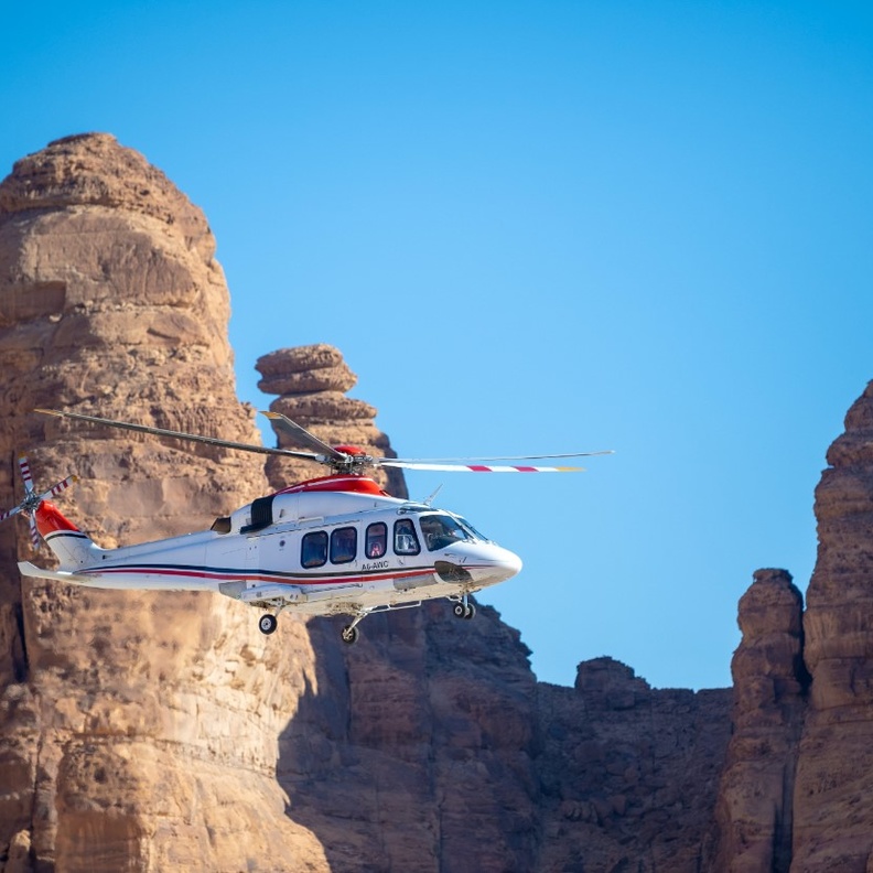 6 مغامرات ممتعة لعشاق التحليق بين السحاب في العلا