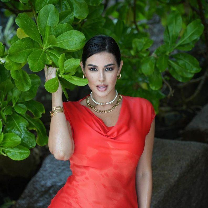 ياسمين صبري بقلادة ديور