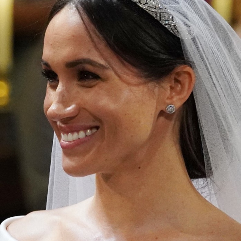 استوحي إطلالتك الزفافية من الأميرات مع إكسسوارات الرأس الراقية