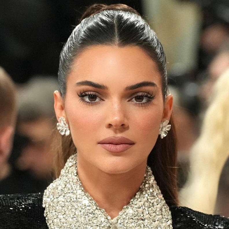 استوحي جاذبية النجمات بمكياج برونزي قوي: دليل خطوة بخطوة