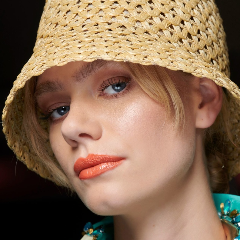 إطلالاتك الجمالية تشع هذا الصيف مع المكياج البرتقالي.. صيحات وخطوات تناسب لون بشرتك