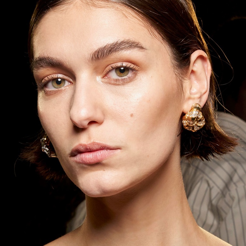 تجنّبي اللجوء إلى الرموش الاصطناعية بأسلوب Lanvin
