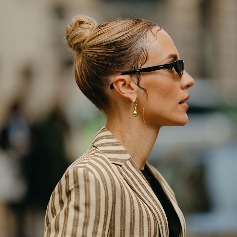 تسريحات شعر مرفوعة وسهلة تناسب اطلالاتك الرياضية