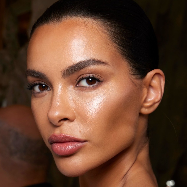 خطوات سهلة لتطبيق مكياج لماع لسهرات الصيف