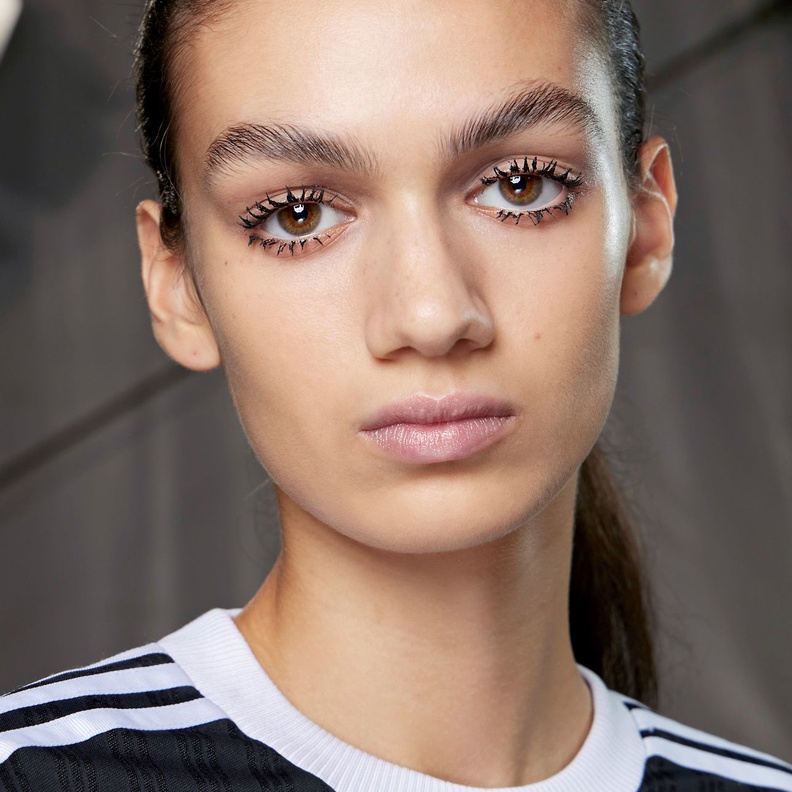 جيفنشي الماسكرا التي يمكن تطبيقها قبل ممارسة الرياضة - الصورة من عروض