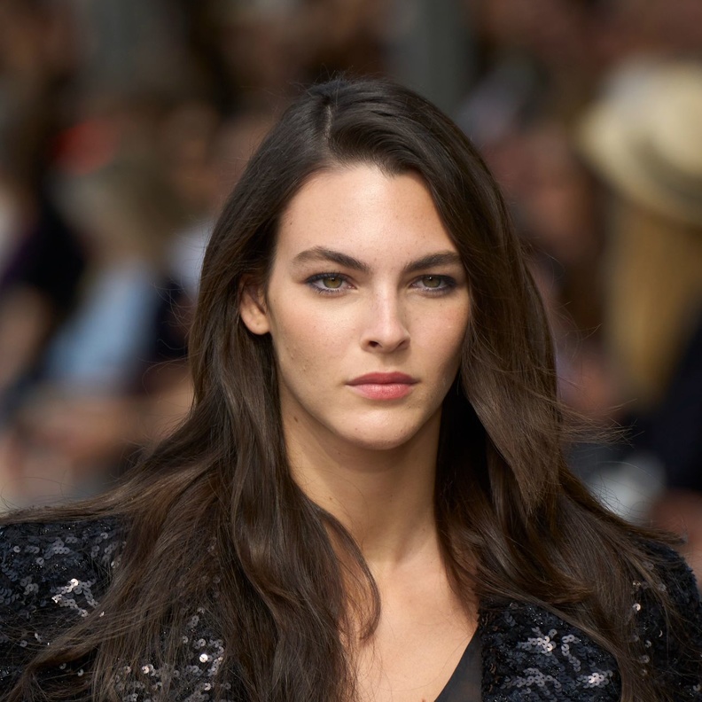 مكياج طبيعي وتسريحات شعر مبعثرة بأسلوب دار شانيل لخريف وشتاء 2023-2024